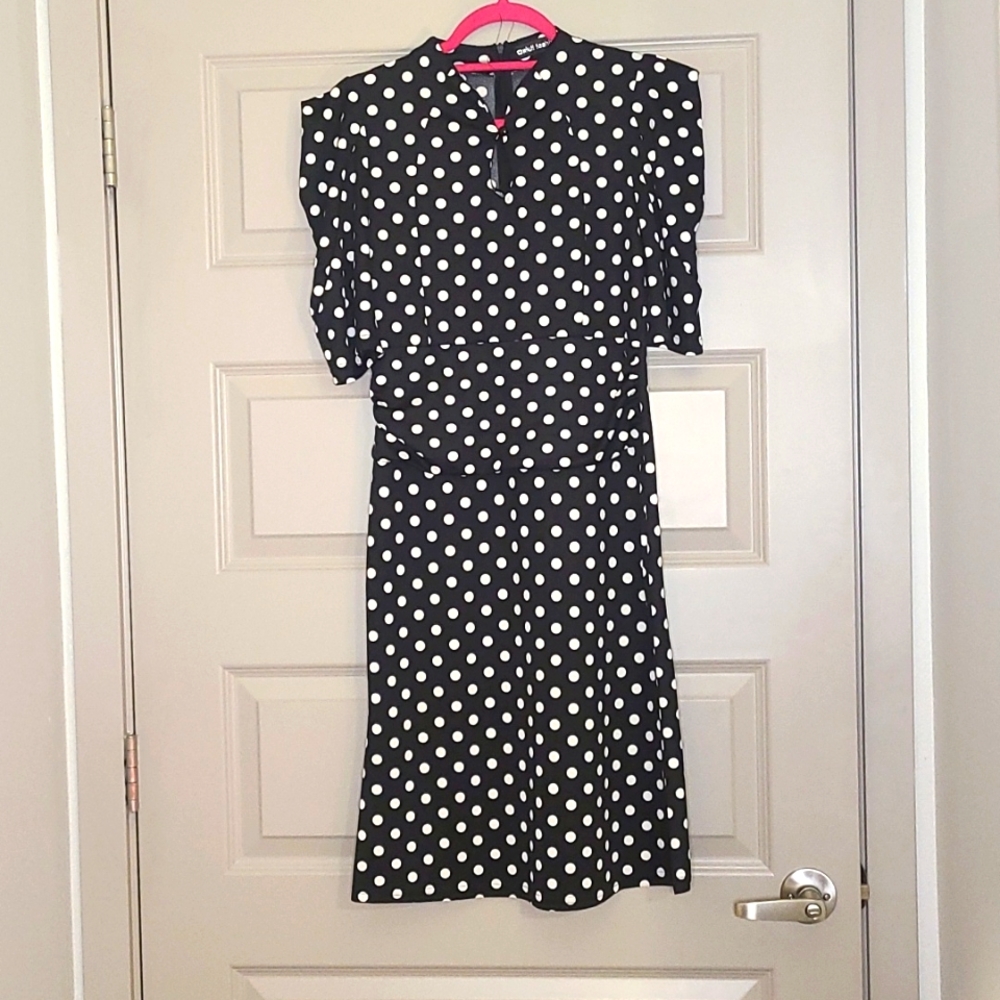 40s/50s style vintage housewife sexy black and white polkadot wiggle dress